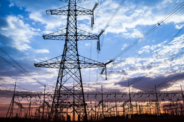 The silhouette of the evening electricity transmission pylon — Stock Photo, Image