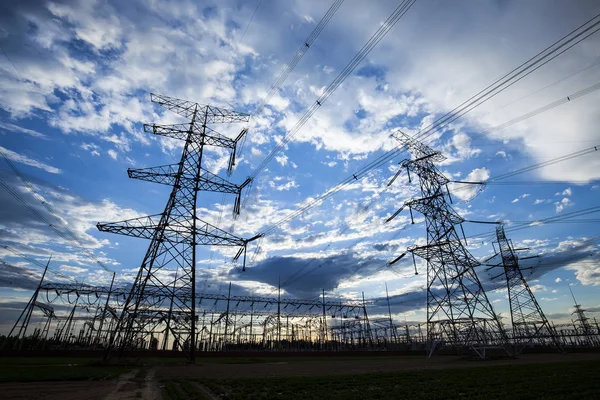Akşam elektrik iletim pilon silüeti