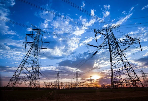 Akşam elektrik iletim pilon silüeti