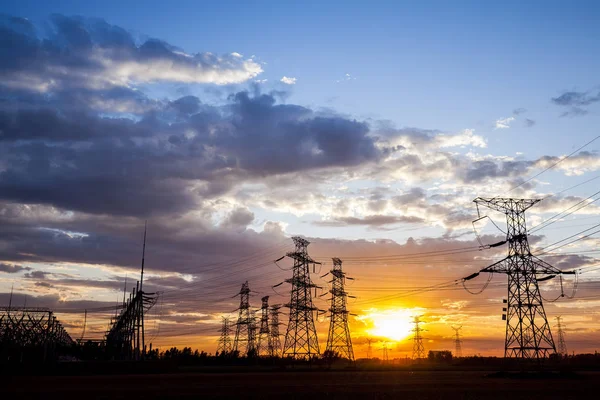 In de avond, de contouren van het substation — Stockfoto