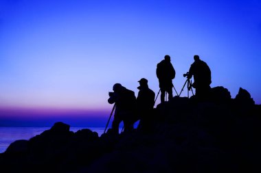 Deniz kenarında, fotoğrafçının silueti.