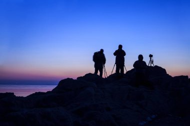 Deniz kenarında, fotoğrafçının silueti.