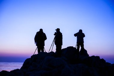 Deniz kenarında, fotoğrafçının silueti.
