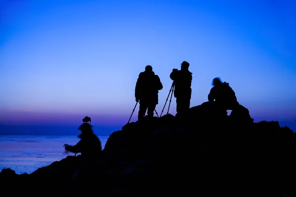 Au bord de la mer, la silhouette du photographe — Photo