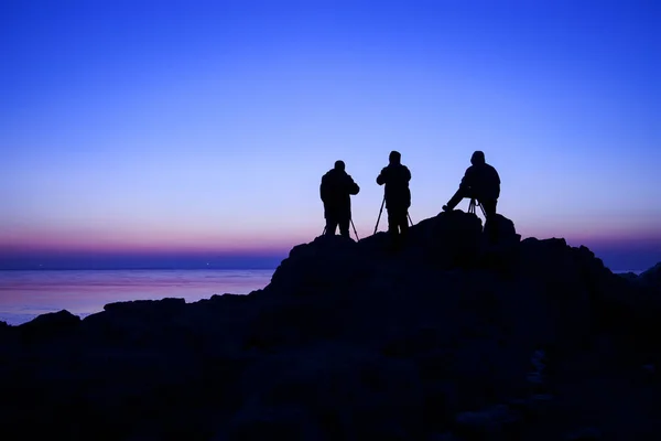 Au bord de la mer, la silhouette du photographe — Photo