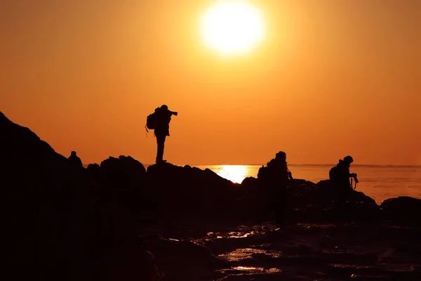 En la costa, la silueta del fotógrafo — Foto de Stock