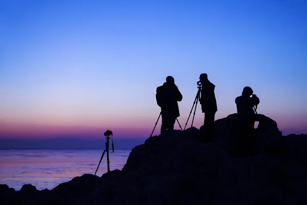 Au bord de la mer, la silhouette du photographe — Photo