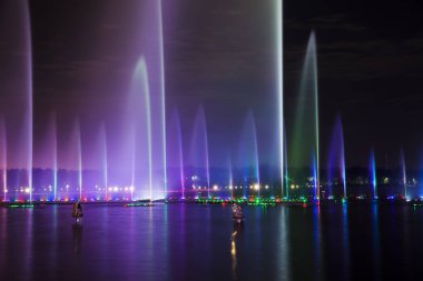 Gece vakti müzik çeşmesi