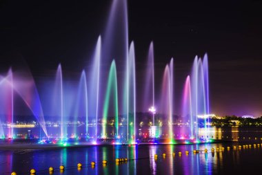 Gece vakti müzik çeşmesi