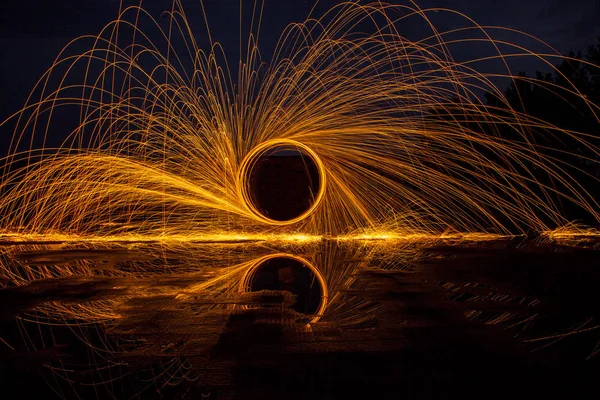 Queimando fogos de artifício de lã de aço — Fotografia de Stock