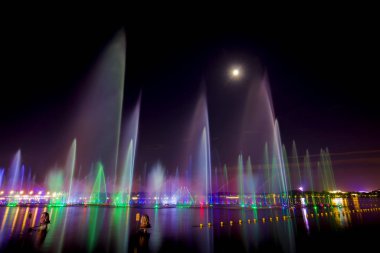 Gece vakti müzik çeşmesi