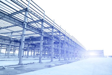 İnşaat alanında, çelik yapı yapım aşamasında.