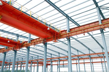 İnşaat alanında, çelik yapı yapım aşamasında.