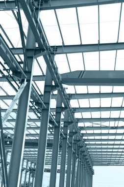 İnşaat alanında, çelik yapı yapım aşamasında.