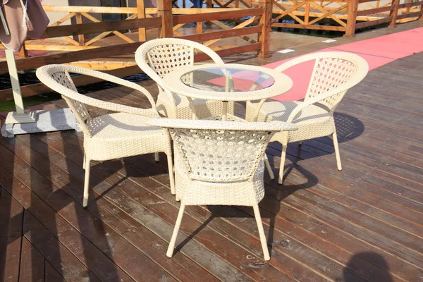 Biurka i krzesła na słońcu — Zdjęcie stockowe