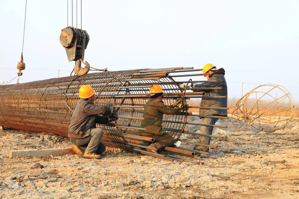 Construção da ponte sob a realização do reforço de aço de — Fotografia de Stock