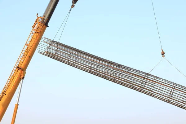 Brokonstruktion under utförande av stålförstärkning av — Stockfoto