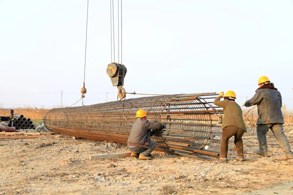 Construção da ponte sob a realização do reforço de aço de — Fotografia de Stock