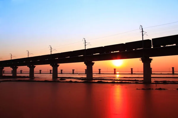 Denizde demiryolu köprüsü — Stok fotoğraf