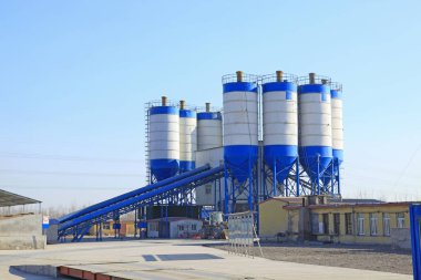 Beton karıştırma kulesi. İnşaat tesisi kavramı.