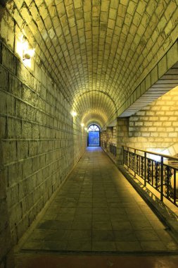 Koridor yeraltı şarap mahzeni.