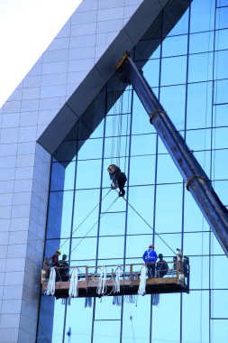 İşçiler modern ofis binasını yıkıyorlar