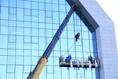 İşçiler modern ofis binasını yıkıyorlar