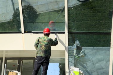 İşçiler modern ofis binasını yıkıyorlar