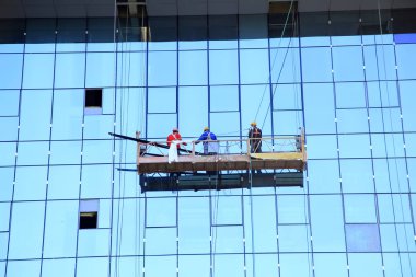 İşçiler modern ofis binasını yıkıyorlar