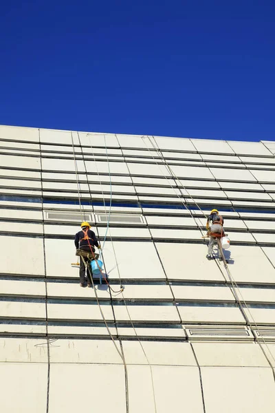 Workers wash the modern office building — Stock Photo, Image
