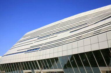 Modern bir ofis binasının yakın çekimi.