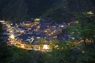 Akşam Çin 'in köyü.