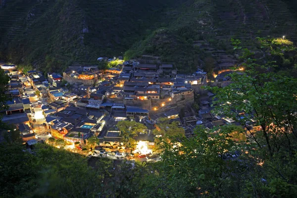 Le village chinois dans la soirée — Photo