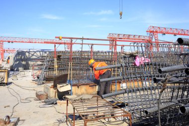 İnşaat alanında, kaynak işçilerin işe