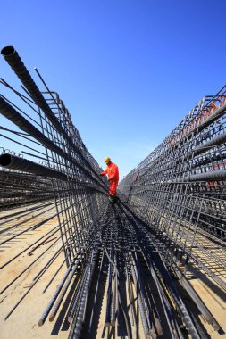 İnşaat alanında, kaynak işçilerin işe