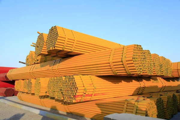 Tubulação de aço empilhados juntos — Fotografia de Stock