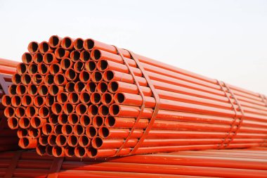 Çelik boru üst üste yığılmış.
