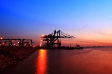 Gece konteynır vincinin nakliye iskelesi