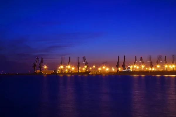 Muelle de carga de la grúa contenedor por la noche — Foto de Stock