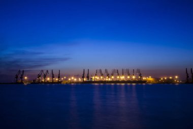 Gece konteynır vincinin nakliye iskelesi