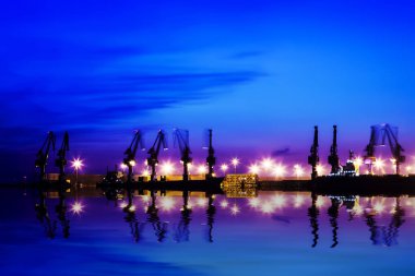 Akşam konteynır vincinin rıhtımında