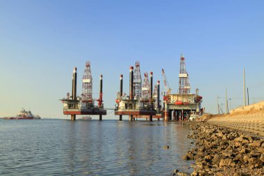 açık deniz petrol kulesi