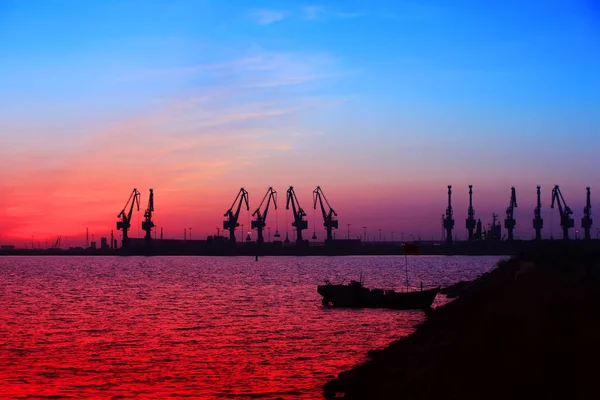 Por la noche jalá muelle de carga de grúa contenedor — Foto de Stock