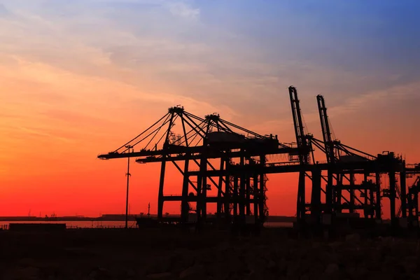 Por la noche jalá muelle de carga de grúa contenedor — Foto de Stock