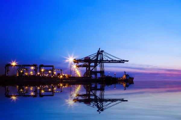 Muelle de carga de la grúa contenedor por la noche — Foto de Stock