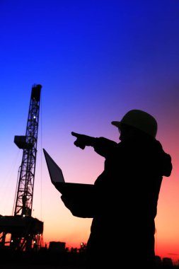 Petrol sahası, petrol işçileri çalışıyoruz