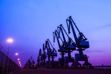 Akşam, bağlantı noktasının siluet vinç