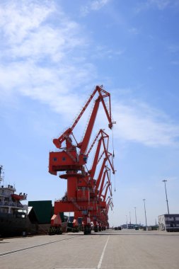Yük terminalinde, gantry vinç ve kargo gemileri yükleme bulunmaktadır