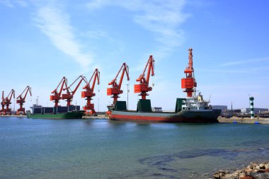 Yük terminalinde, gantry vinç ve kargo gemileri yükleme bulunmaktadır