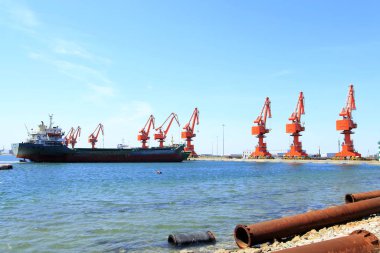 Yük terminalinde, gantry vinç ve kargo gemileri yükleme bulunmaktadır